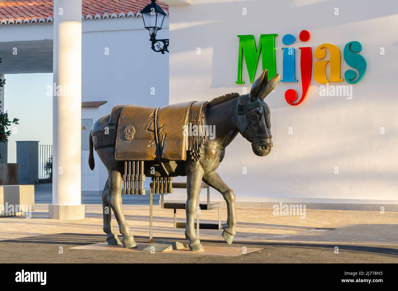 mijas-espagne-01-mars-2022-une-statue-d-ne-symbole-du-village-de