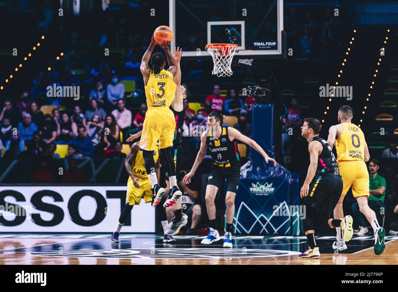 6 mai 2022, Bilbao, pays Basque, ESPAGNE: ADAM SMITH (3) de Hapoel Holon  saute pour mke un tournage pendant le match semi-final de la Ligue des  Campions de basket-ball entre Hapoel U-NET