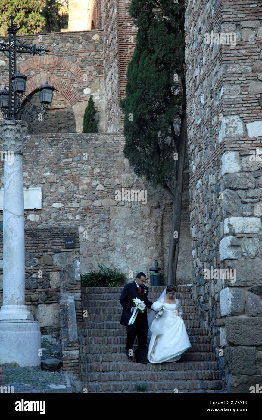 recien casados bajando las escalinatas de la alcazaba tras realizar los posados para el tradicional reportaje de los novios. Málaga. Banque D'Images