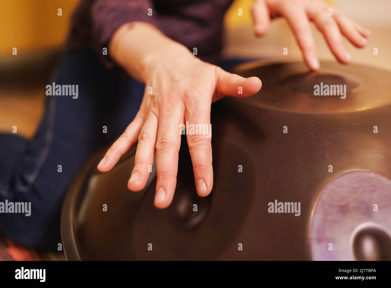 gros plan, mains jouant un instrument de musique à percussion Banque D'Images