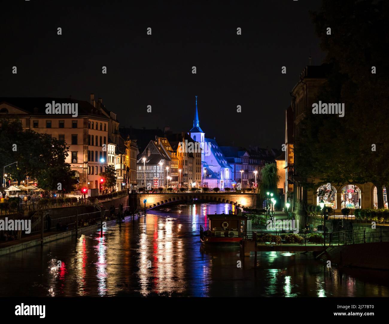Photos de nuit de nouveaux beaux bâtiments illuminés de Strasbour Banque D'Images