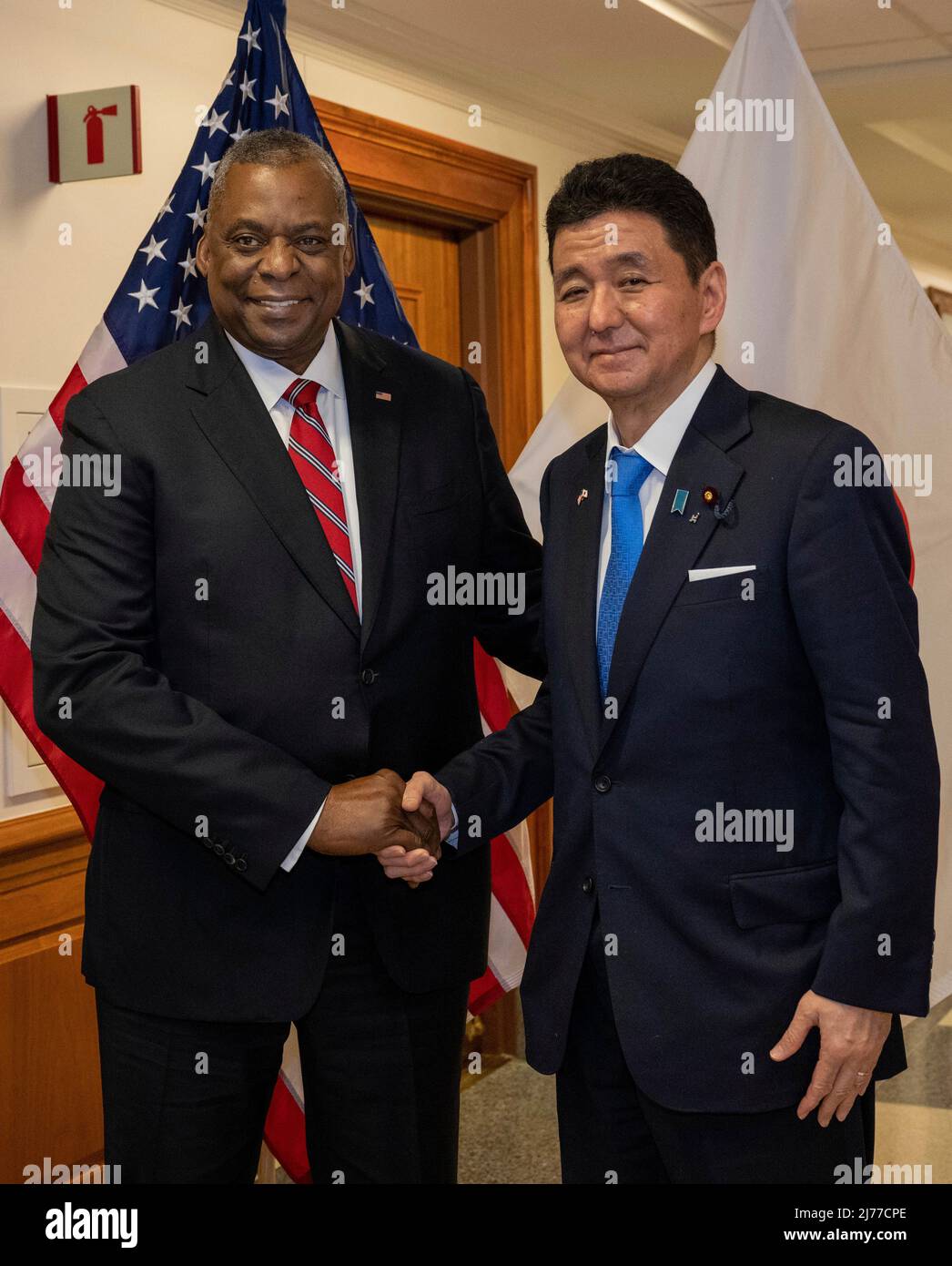 Arlington, États-Unis d'Amérique. 04 mai 2022. Le secrétaire américain à la Défense, Lloyd J. Austin III, tremble la main avec le ministre japonais de la Défense, Nobuo Kishi, à son arrivée au Pentagone, le 4 mai 2022 à Arlington, en Virginie. Crédit : TSgt. Jack Sanders/DOD/Alamy Live News Banque D'Images