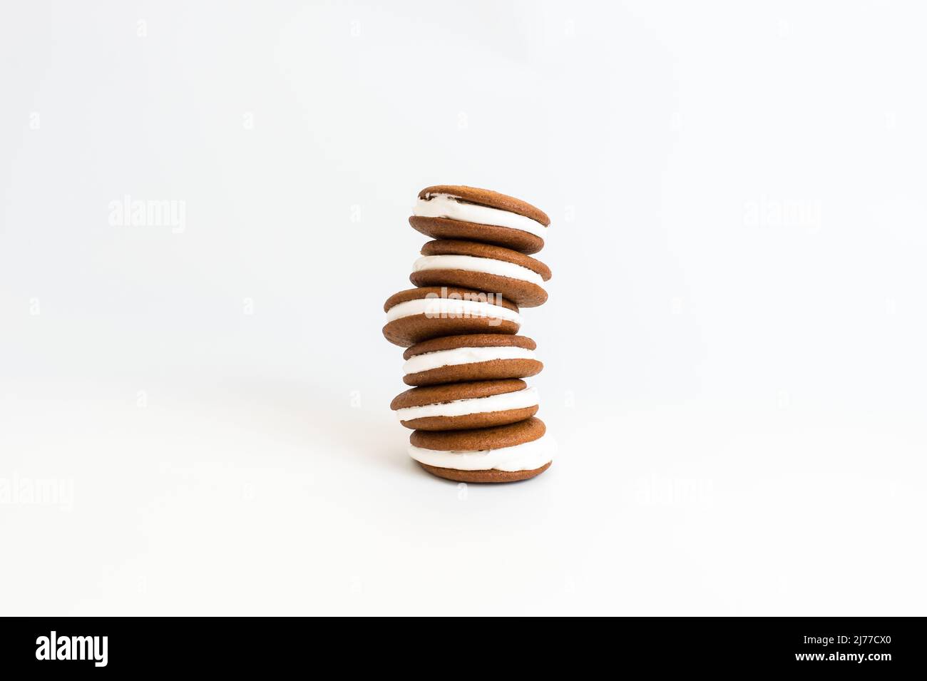 pile de tourtes de whoopie de pain d'épice sur blanc sans couture Banque D'Images