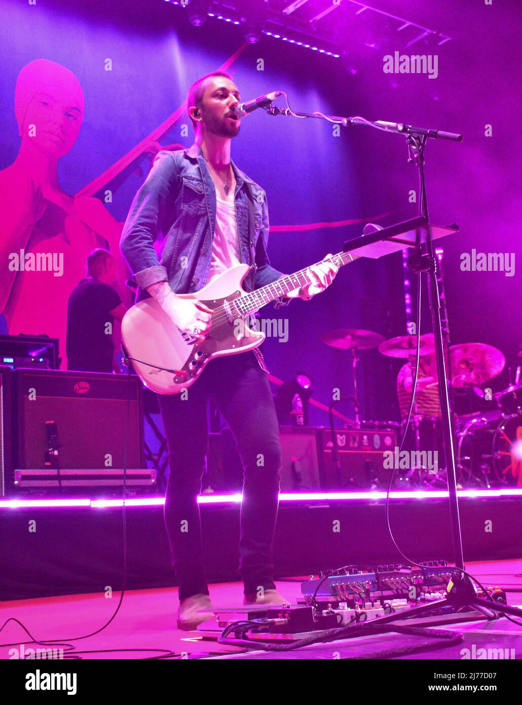 Tommy Gleeson, de Feeder, se livrant sur scène en concert au Guildhall Southampton O2, le mardi 26th avril 2022 Banque D'Images