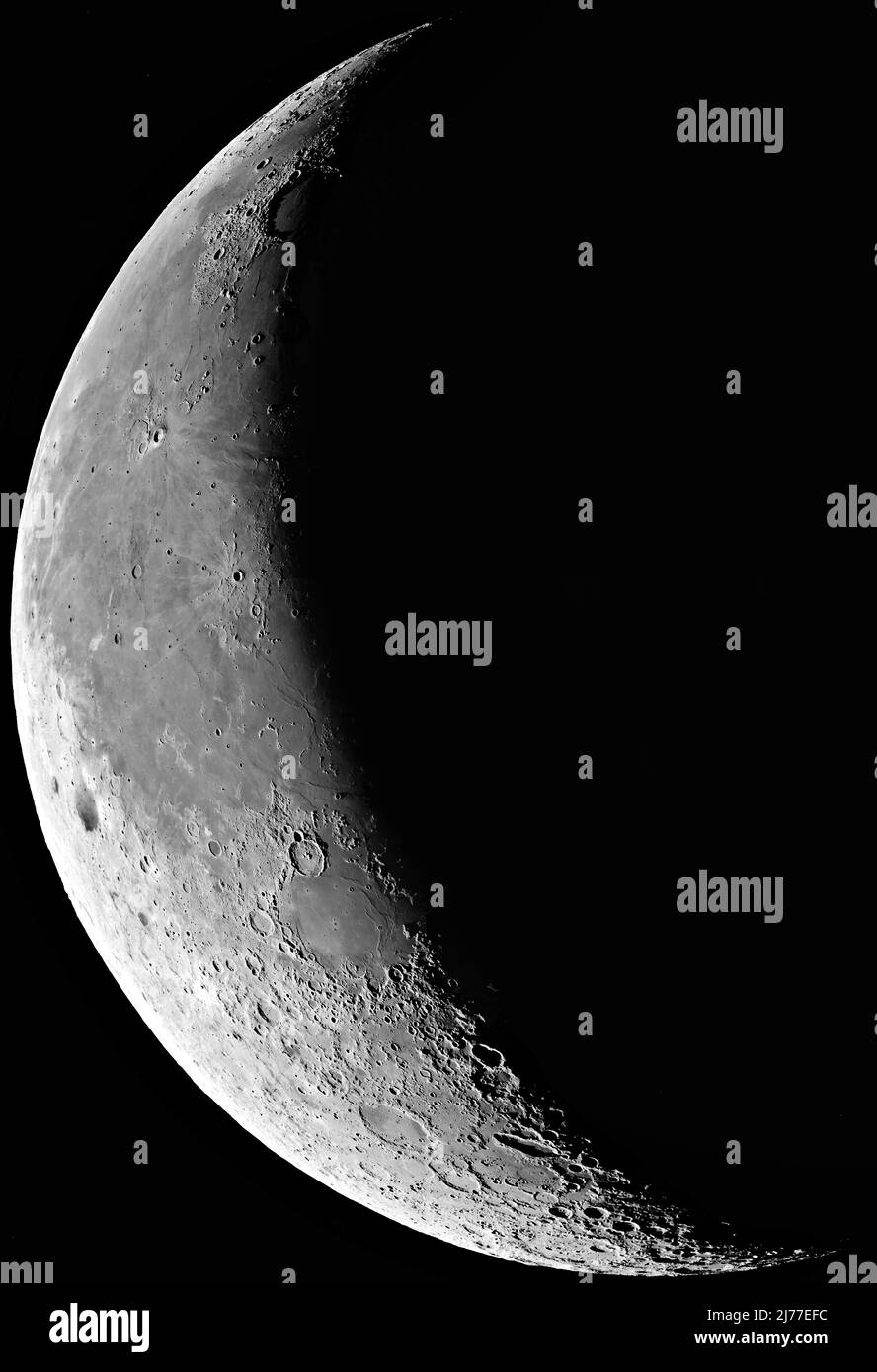Une série de courtes expositions à travers un filtre proche infrarouge a été obtenue de la Lune déclinante au lever du soleil le 12 janvier (à environ 10 heures UT), c'est-à-dire environ Banque D'Images