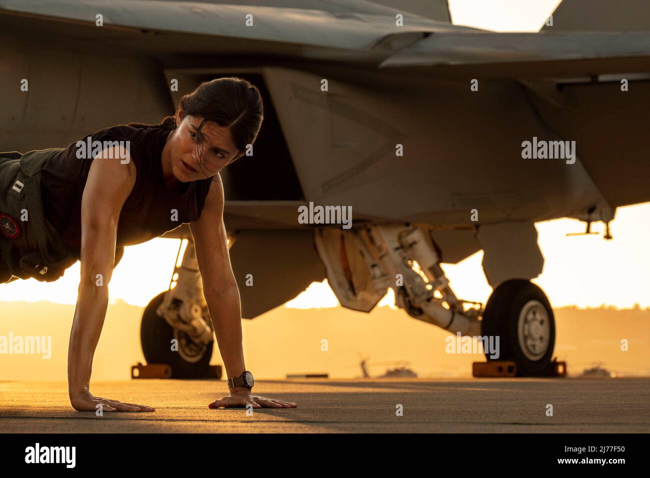 DATE DE SORTIE: 27 mai 2022 TITRE: Top Gun: Maverick STUDIO: Paramount Pictures DIRECTEUR: Joseph Kosinski PLOT: Après plus de trente ans de service comme l'un des plus grands aviateurs de la Marine, Pete Mitchell est là où il appartient, poussant l'enveloppe comme un courageux pilote d'essai et esquivant l'avancement dans le rang qui le terrait. AVEC: MONICA BARBARO comme Phoenix. (Image de crédit : © Paramount Pictures/Entertainment Pictures) Banque D'Images