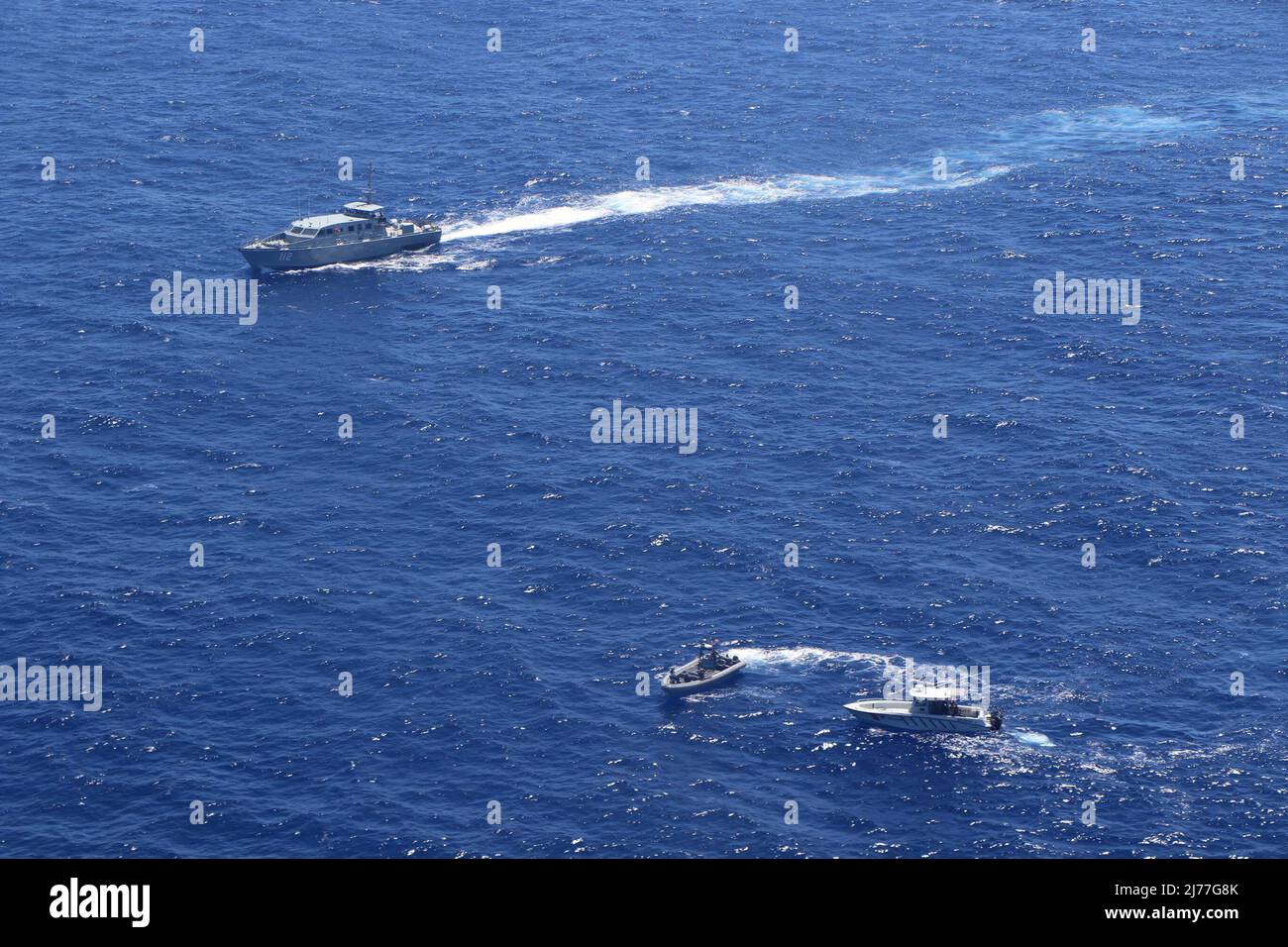 220505-N-N3764-0100 MER DES CARAÏBES - (le 5 MAI 2022) -- le navire de combat littoral Freedom-variant USS Wichita (LCS 13), le navire de patrouille côtière de la République dominicaine Altair (GC-112) et le bateau de patrouille intercepteur de Boston Whaler Duhbe (LI-164) effectuent un exercice bilatéral d'interdiction maritime, le 5 mai 2022. Wichita est déployée dans la zone d’opérations de la flotte américaine 4th pour appuyer la mission de la Force opérationnelle interagences conjointe Sud, qui comprend des missions de lutte contre le trafic illicite de drogues dans les Caraïbes et le Pacifique oriental. (É.-U. Photo de la marine par Jonathan Richard, première classe du compagnon d’Aerographe Banque D'Images