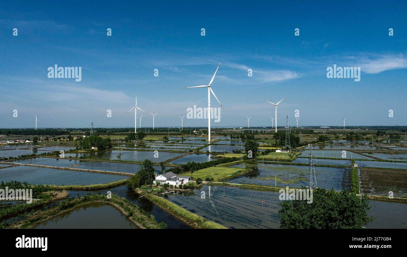 HUAI'AN, CHINE - le 6 MAI 2022 - l'énergie éolienne en action est vue dans la ville de Huai 'an, province de Jiangsu en Chine orientale, le 6 mai 2022. Banque D'Images