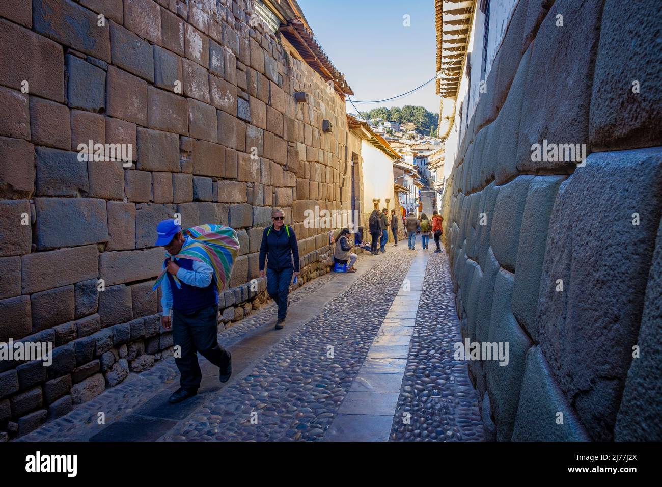 Calle Hatunrumiyoq, scène de rue avec la pierre inca menant au quartier de San Blas, ville de Cusco, Vallée Sacrée, Pérou Banque D'Images