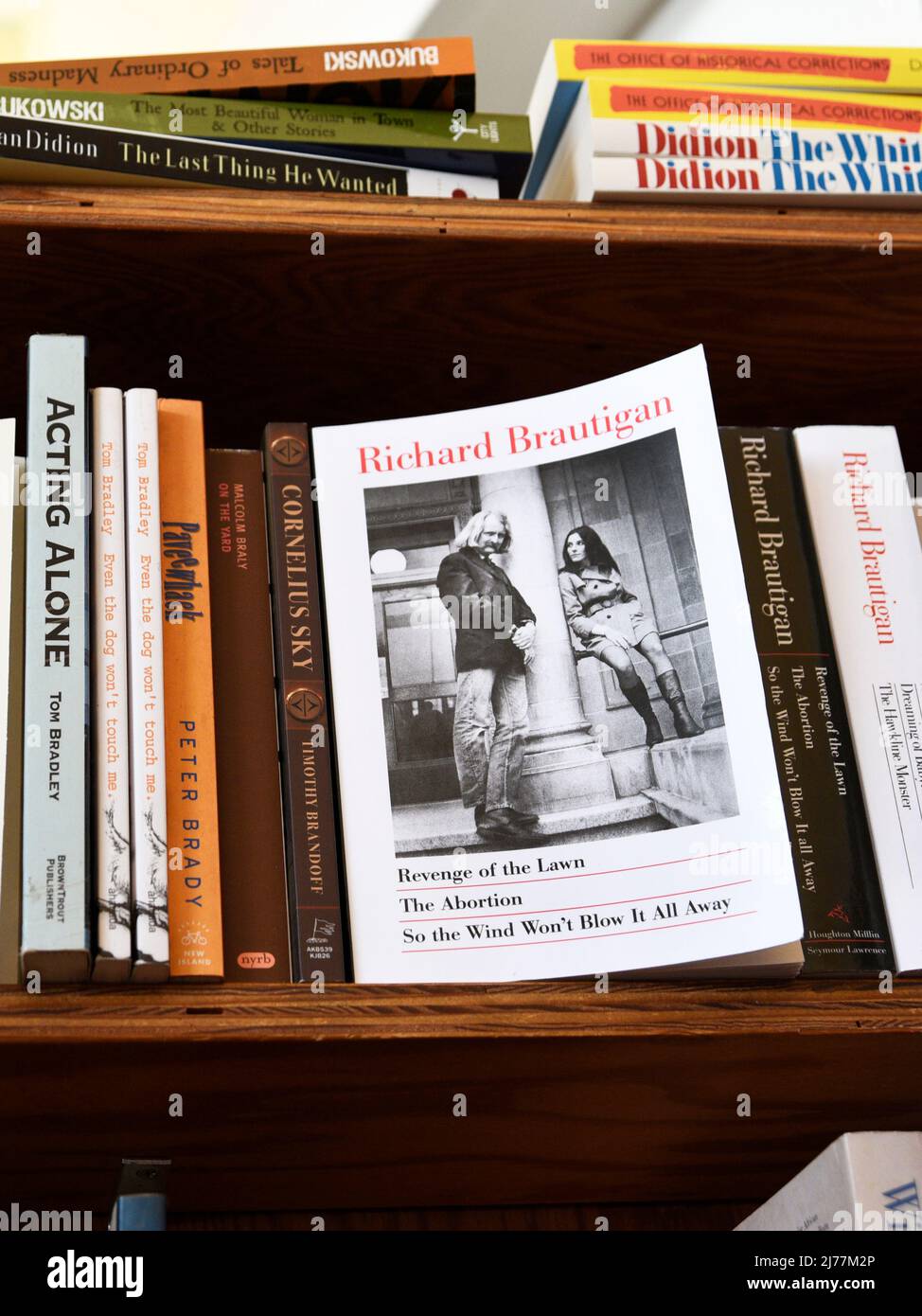 Une sélection de livres de l'écrivain américain Richard Brautigan à vendre à la librairie City Lights Booksellers de San Francisco, en Californie. Banque D'Images