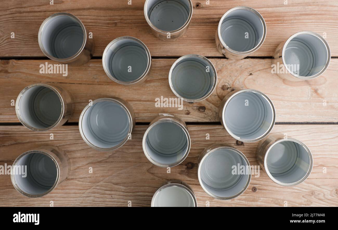 pots recyclés pour le jardin, outils de jardinage sur table de travail, Banque D'Images