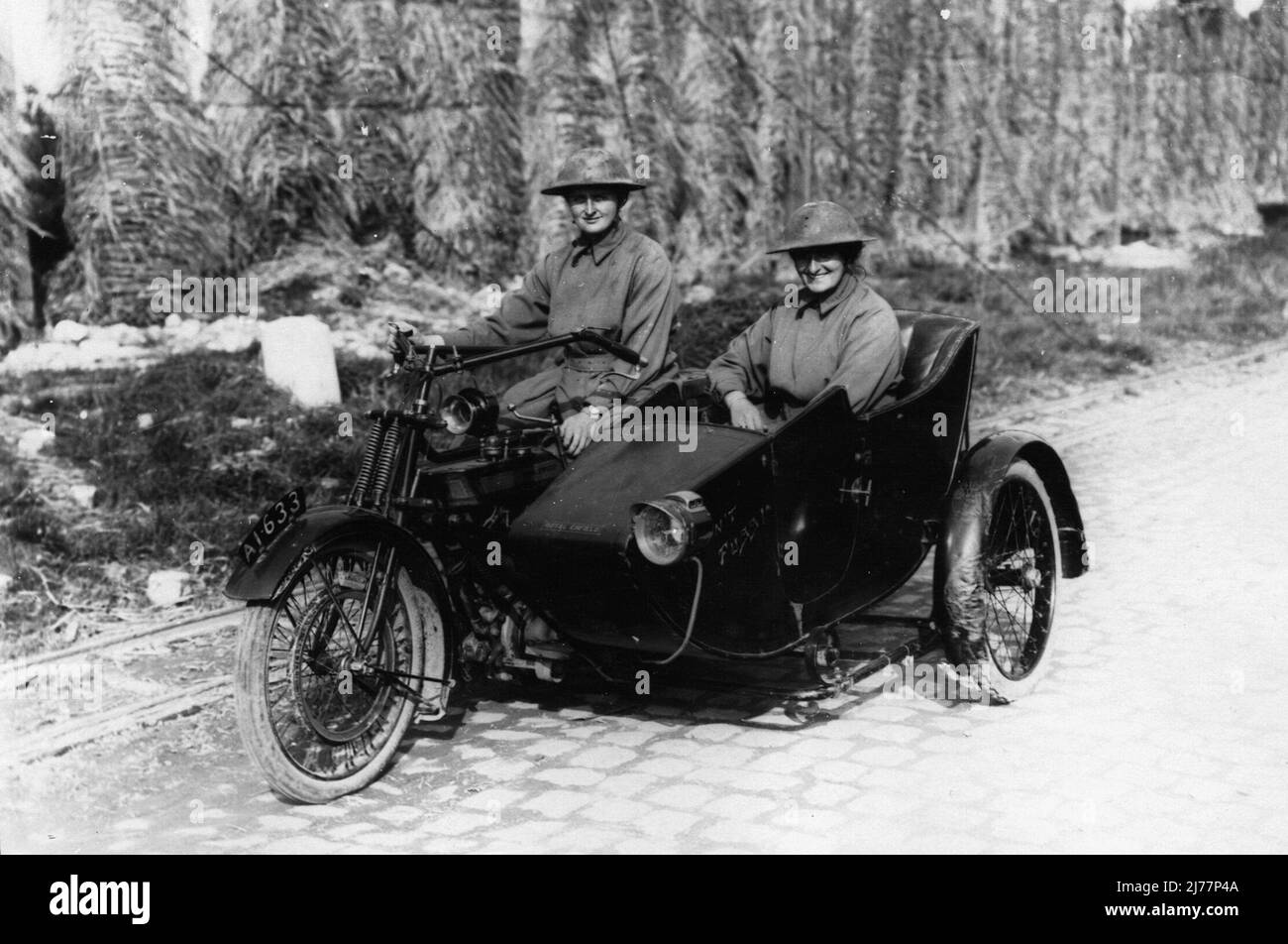 Deux infirmières britanniques sur une moto et une voiture latérale Toyal Enfield. Selon la légende originale de la photo, ils se trouvent à moins de 500 mètres de la ligne de front en Belgique. Banque D'Images