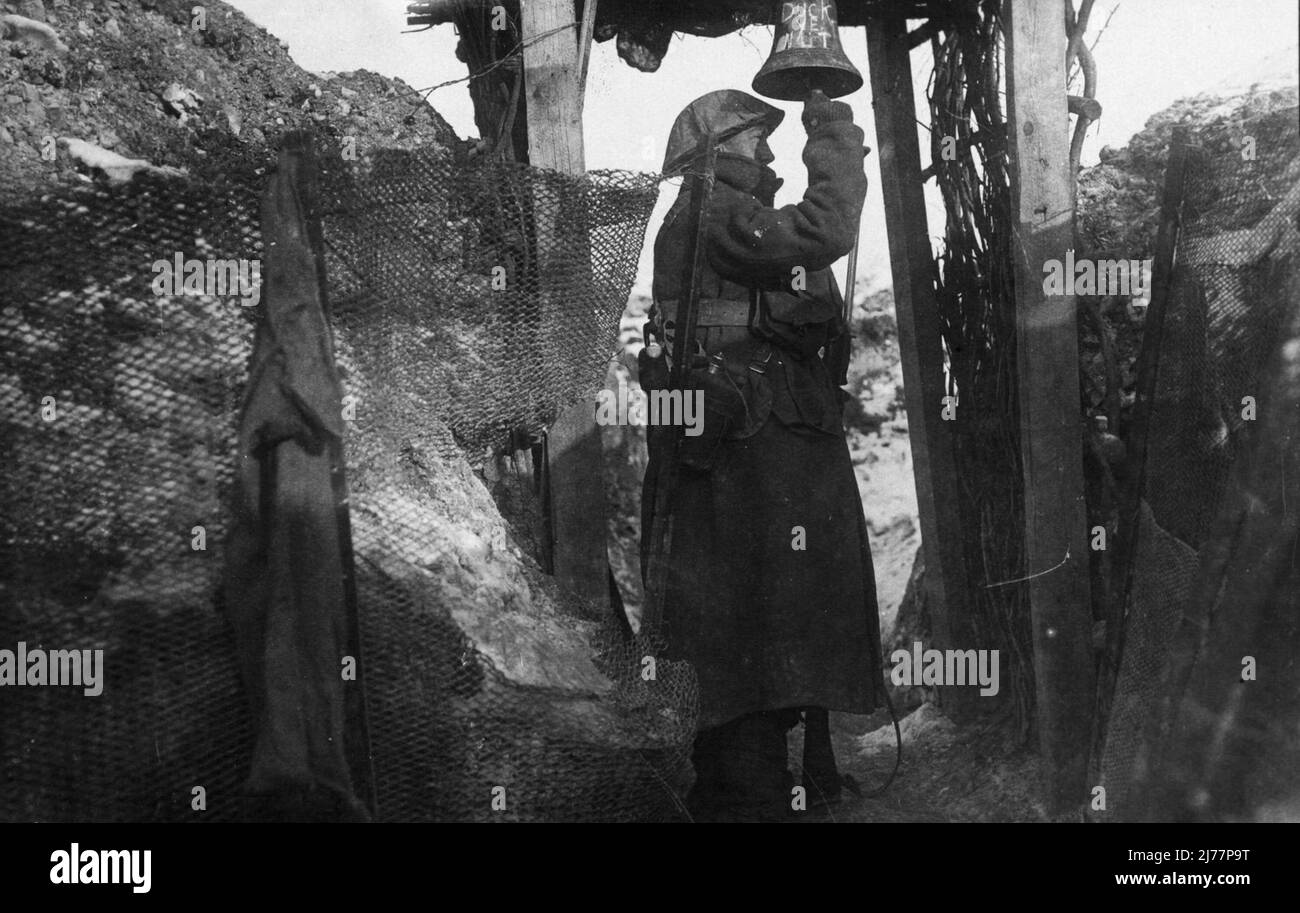 Une sentinelle sonne l'alarme de gaz dans une tranchée à Beaumont Hamel, décembre 1916. La cloche porte un message de craie : « contre-écrou ». Banque D'Images