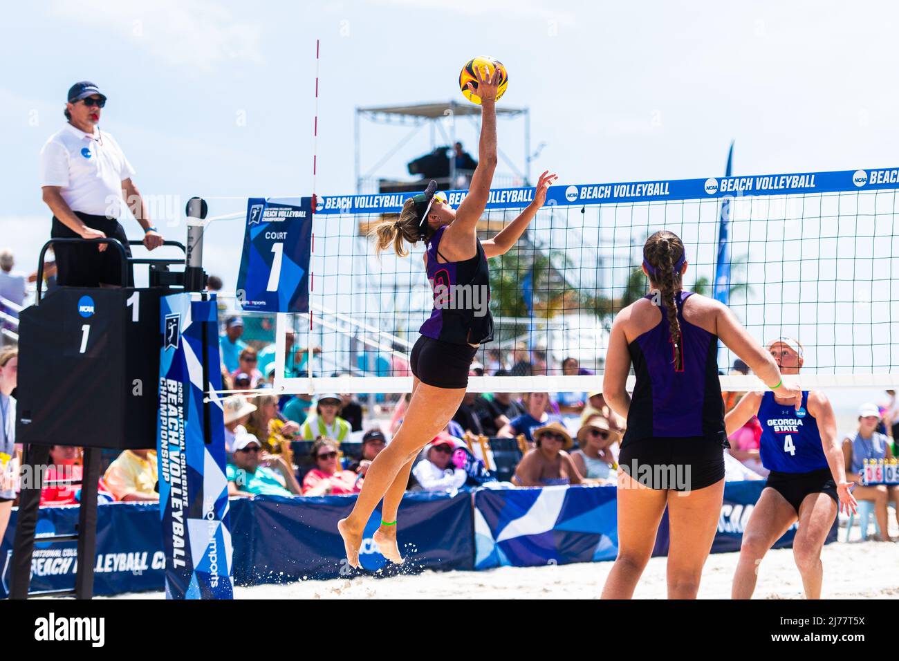 6 mai 2022, Gulf Shores, Alabama, États-Unis: TANIA MORENO (22) hits lors de la ronde 2nd du championnat de Beach Volleyball de NCAA entre TCU et l'État de Géorgie. (Image de crédit : © Matthew Smith/ZUMA Press Wire) Banque D'Images