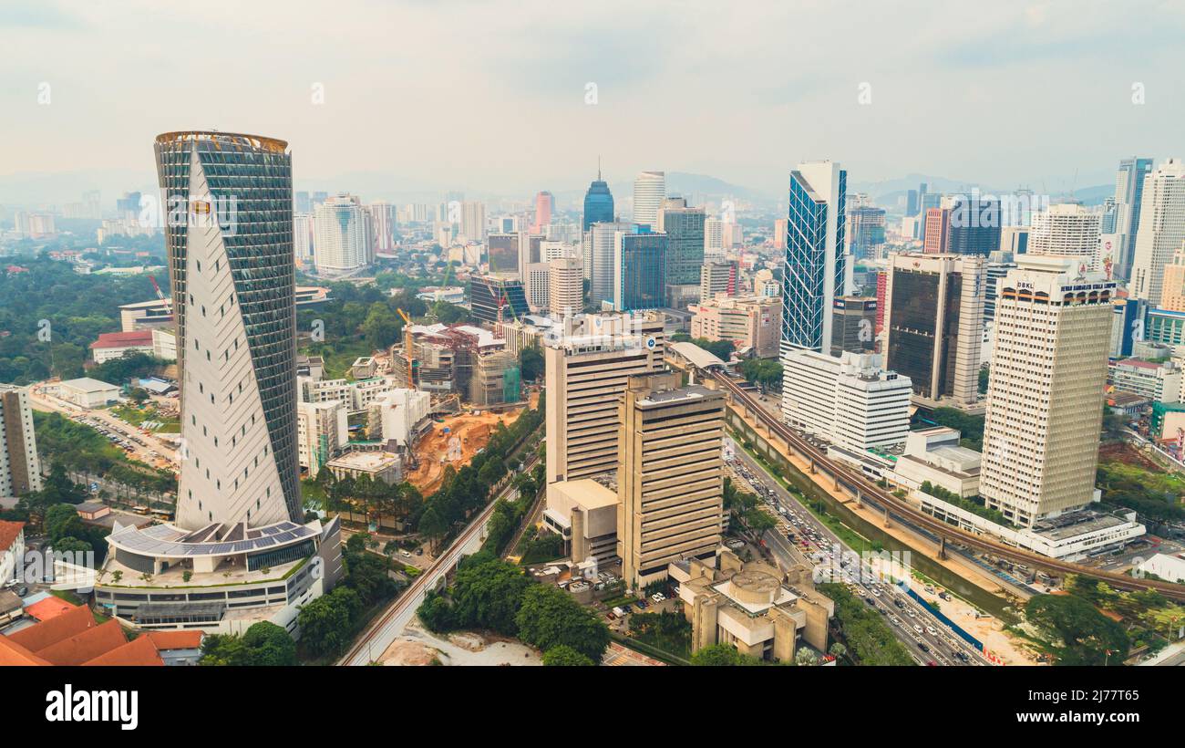 Kuala Lumpur, Malaisie - 5 mars 2021: Panorama urbain au milieu du centre-ville de Kuala Lumpur, jour, Malaisie. Vue aérienne de Kuala L Banque D'Images