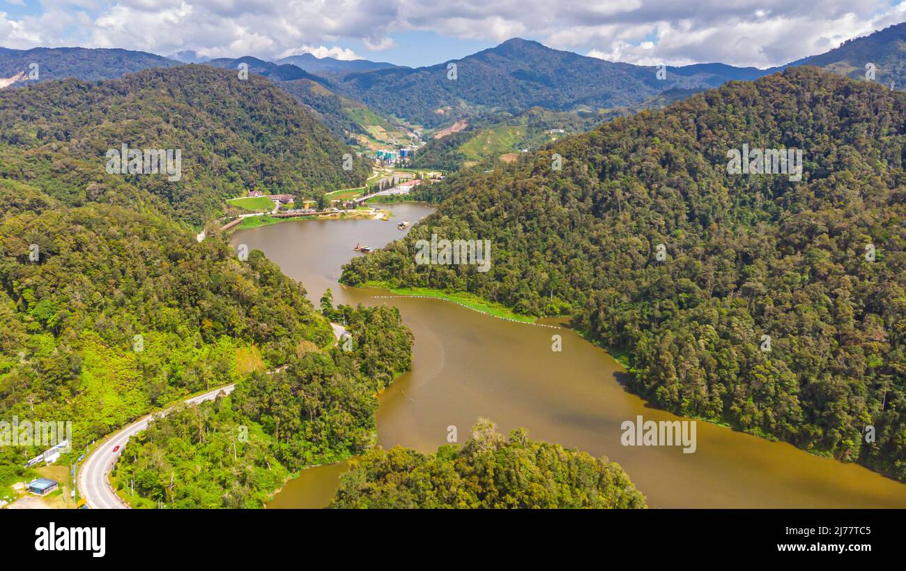 Vue aérienne sur les Highlands de Cameron, Malaisie depuis le ciel. Vue aérienne sur un lac artificiel dans les montagnes de Cameron en Malaisie. Drone Banque D'Images