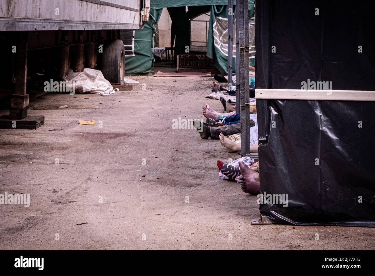 (NOTE DE LA RÉDACTION: L'image dépeint la mort)des pieds de cadavres civils sont vus dans une zone extérieure dans une morgue à Kharkiv. Alors que la guerre en Ukraine continue de faire rage, tuant de nombreux civils et soldats, les morgues étaient pleines de morts car il n'y avait pas d'espace pour les détenir ou les traiter. Selon les Nations Unies, au cours des deux derniers mois de guerre, plus de 3 280 civils ont été tués et 3 451 blessés. Banque D'Images