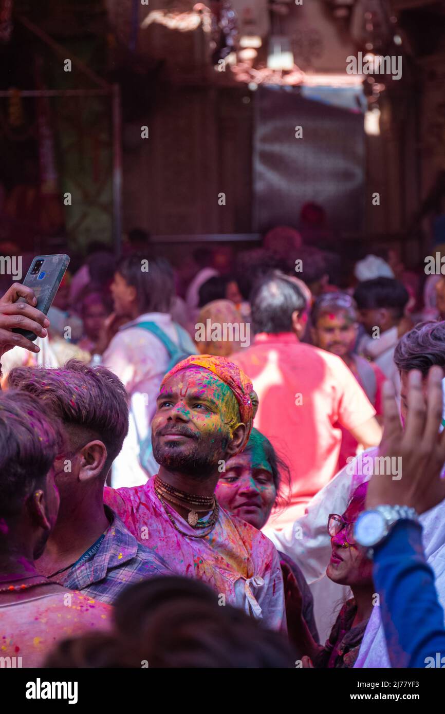 Barsana, Uttar Pradesh, Inde - Mars 2022: Portrait sur les Indiens avec la couleur sur le visage célébrant le festival holi coloré dans les rues. Banque D'Images