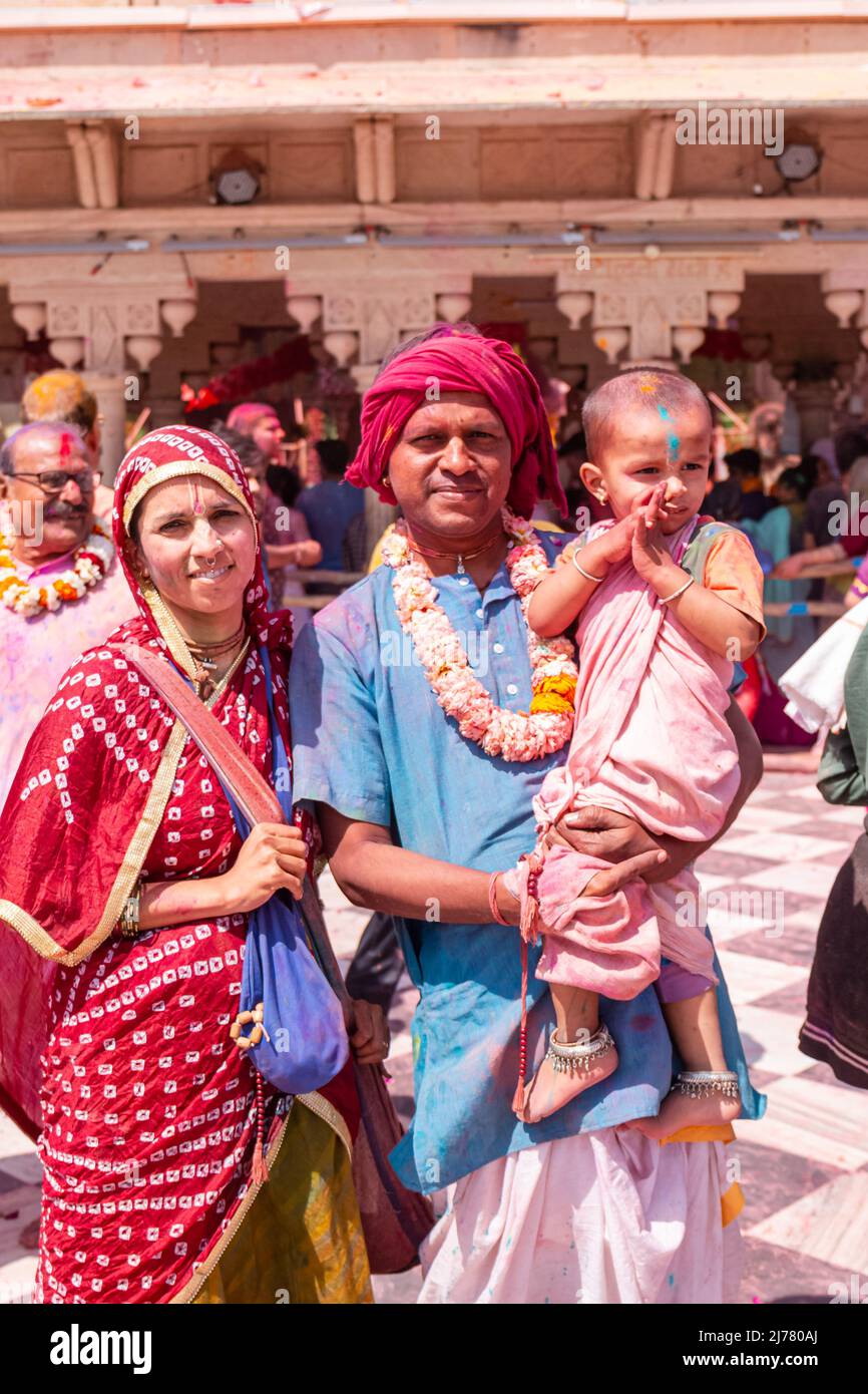 Barsana, Uttar Pradesh, Inde - Mars 2022: Portrait sur les Indiens avec la couleur sur le visage célébrant le festival holi coloré dans les rues. Banque D'Images