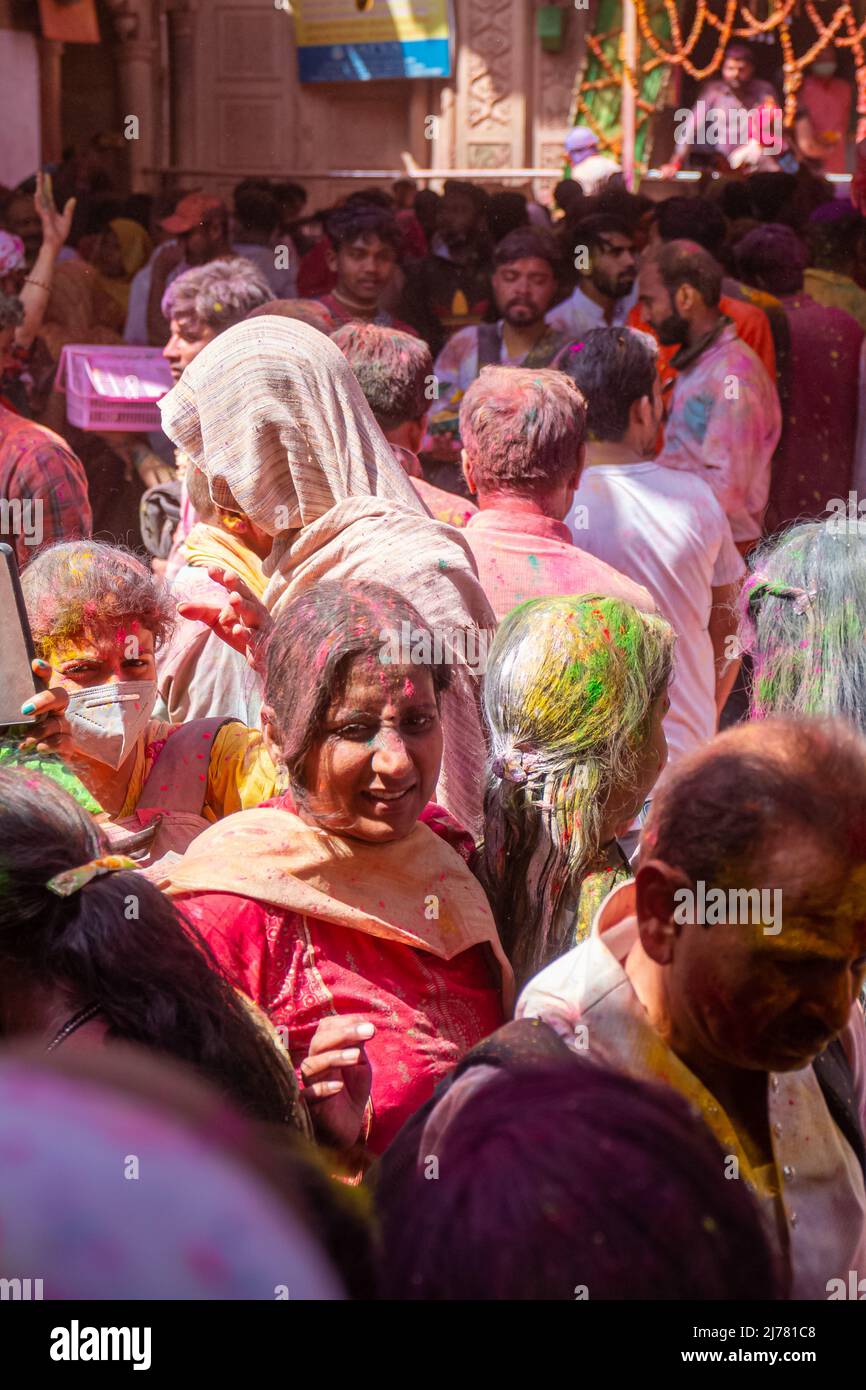 Barsana, Uttar Pradesh, Inde - Mars 2022: Portrait sur les Indiens avec la couleur sur le visage célébrant le festival holi coloré dans les rues. Banque D'Images