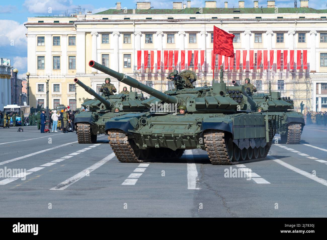 PETERSBOURG, RUSSIE - 28 AVRIL 2022 : chars russes T-72B3 sur la place du Palais. Répétition du défilé militaire en l'honneur du jour de la victoire Banque D'Images