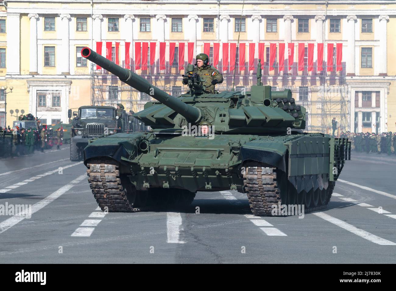 SAINT-PÉTERSBOURG, RUSSIE - 28 AVRIL 2022 : le char russe principal T-72B3 sur la répétition du défilé militaire en l'honneur du jour de la victoire, un jour ensoleillé Banque D'Images