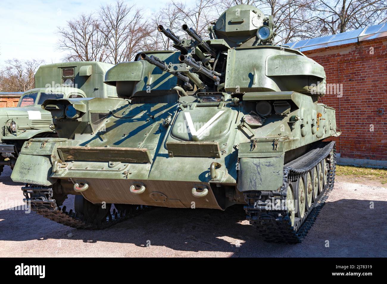KRONSTHADT, RUSSIE - 01 MAI 2022 : canon automoteur antiaérien soviétique ZSU-23-4 'Shilka' en gros plan le jour ensoleillé de mai. L'amirauté de Pierre le Grand Banque D'Images