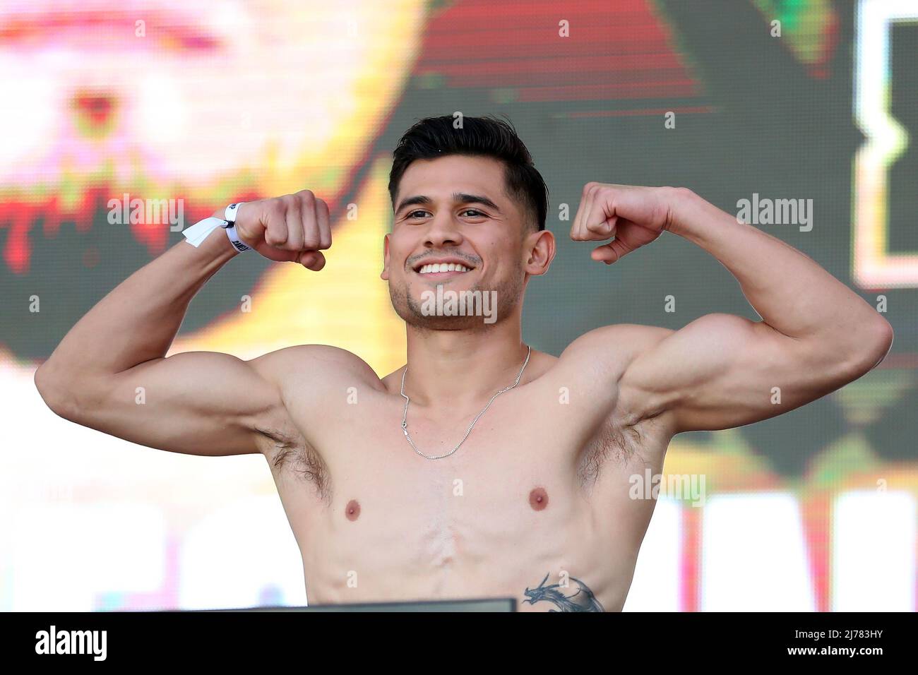 Las Vegas, États-Unis. 06th mai 2022. LAS VEGAS, NV - MAI 6: Le boxeur Aaron Silva pose sur la balance lors de la pesée officielle pour son combat contre Alexis Espino à l'arène T-Mobile le 7 mai 2022 à Las Vegas, Nevada.(photo par Alejandro Salazar/PxImages) Credit: PX Images/Alay Live News Banque D'Images