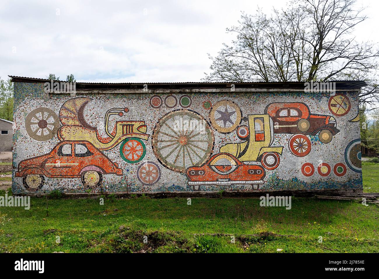 Mosaïque soviétique sur un bâtiment en Géorgie, thème du transport d'époque, art de rue du passé par la route près de Chiatura, Géorgie Banque D'Images