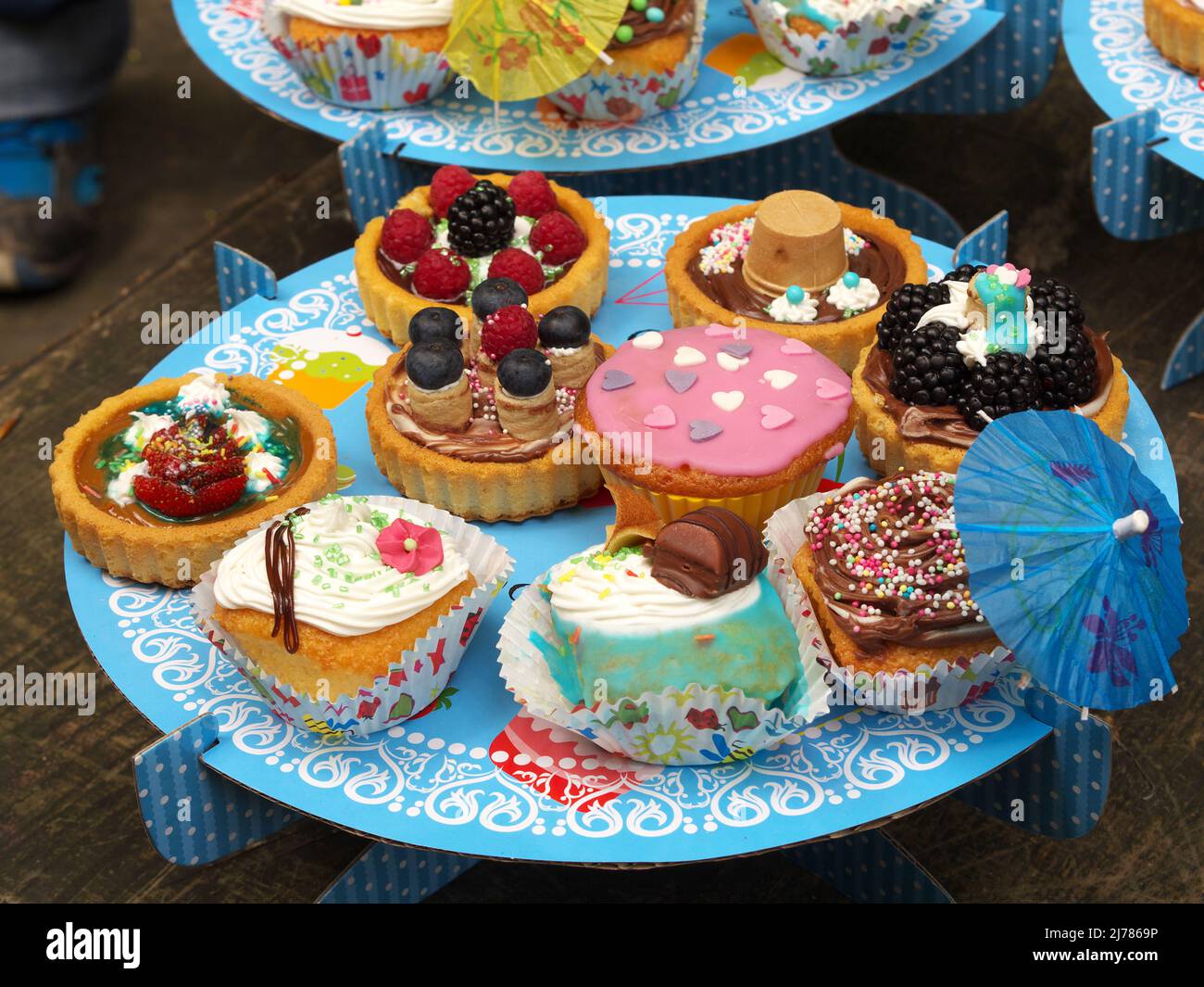 petites tartes d'anniversaire garnies de fruits Banque D'Images