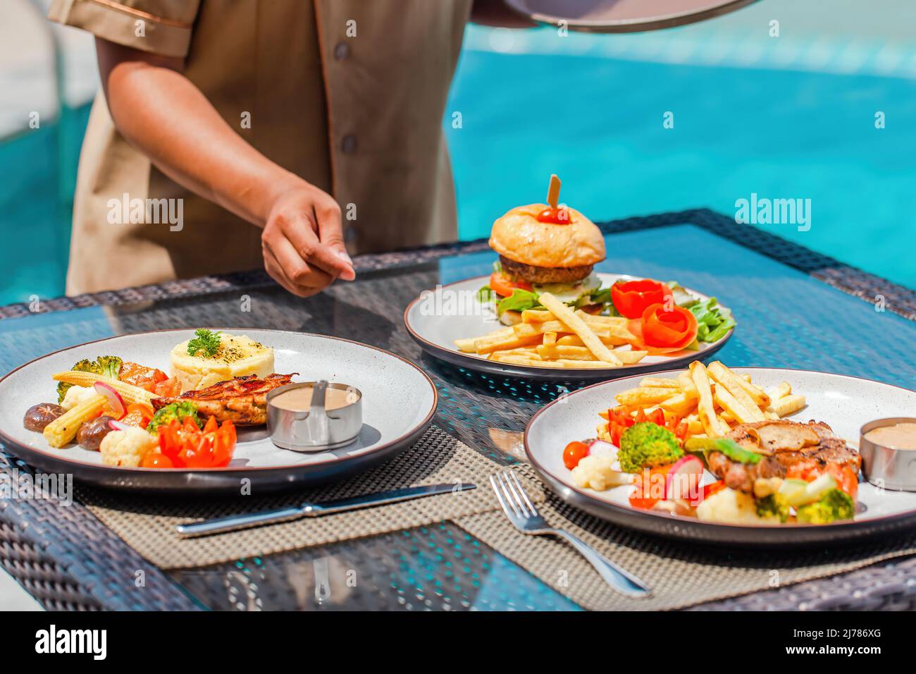 Serveuse servant le déjeuner dans le restaurant à l'hôtel, vacances, concept de vacances Banque D'Images