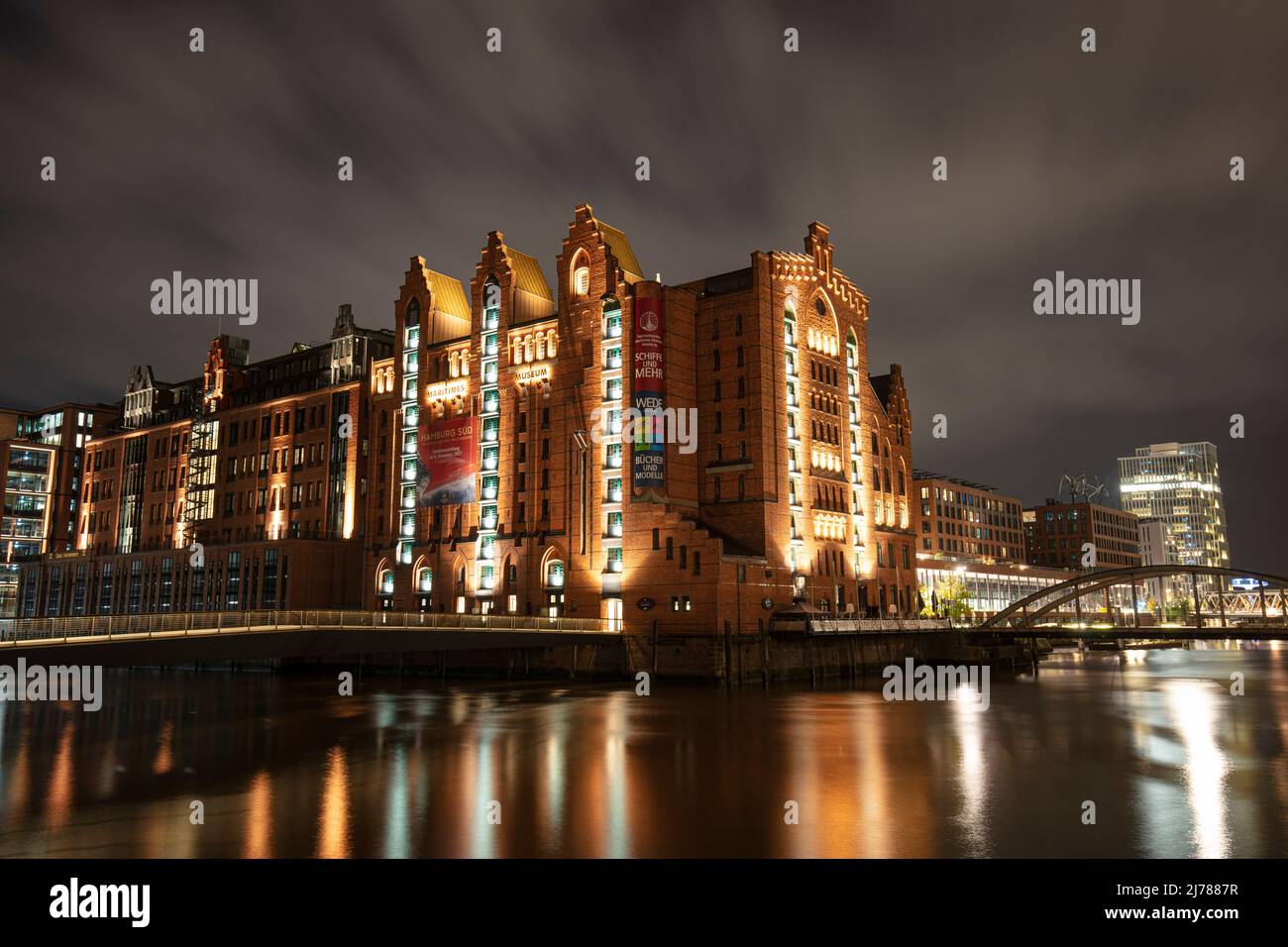 Nuit au Musée maritime international et au complexe événementiel Kaispeicher B à Koreastrasse, pont Leon (à gauche) Port historique de Hafen City, Hambourg Banque D'Images