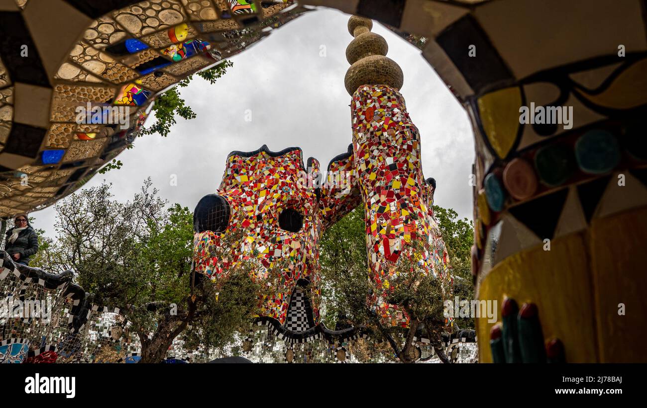 Grosseto 2022. Travaux dans le jardin de Tarot, un parc artistique situé à Capalbio, une idée de l'artiste Niki de Saint Phalle, et peuplé par les figures i Banque D'Images