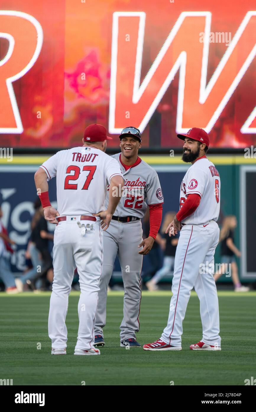 Juan Soto (22 ans) a eu une conversation avec Mike Trout (27 ans), le défenseur du centre des Anges de Los Angeles, et Anthony R. Banque D'Images