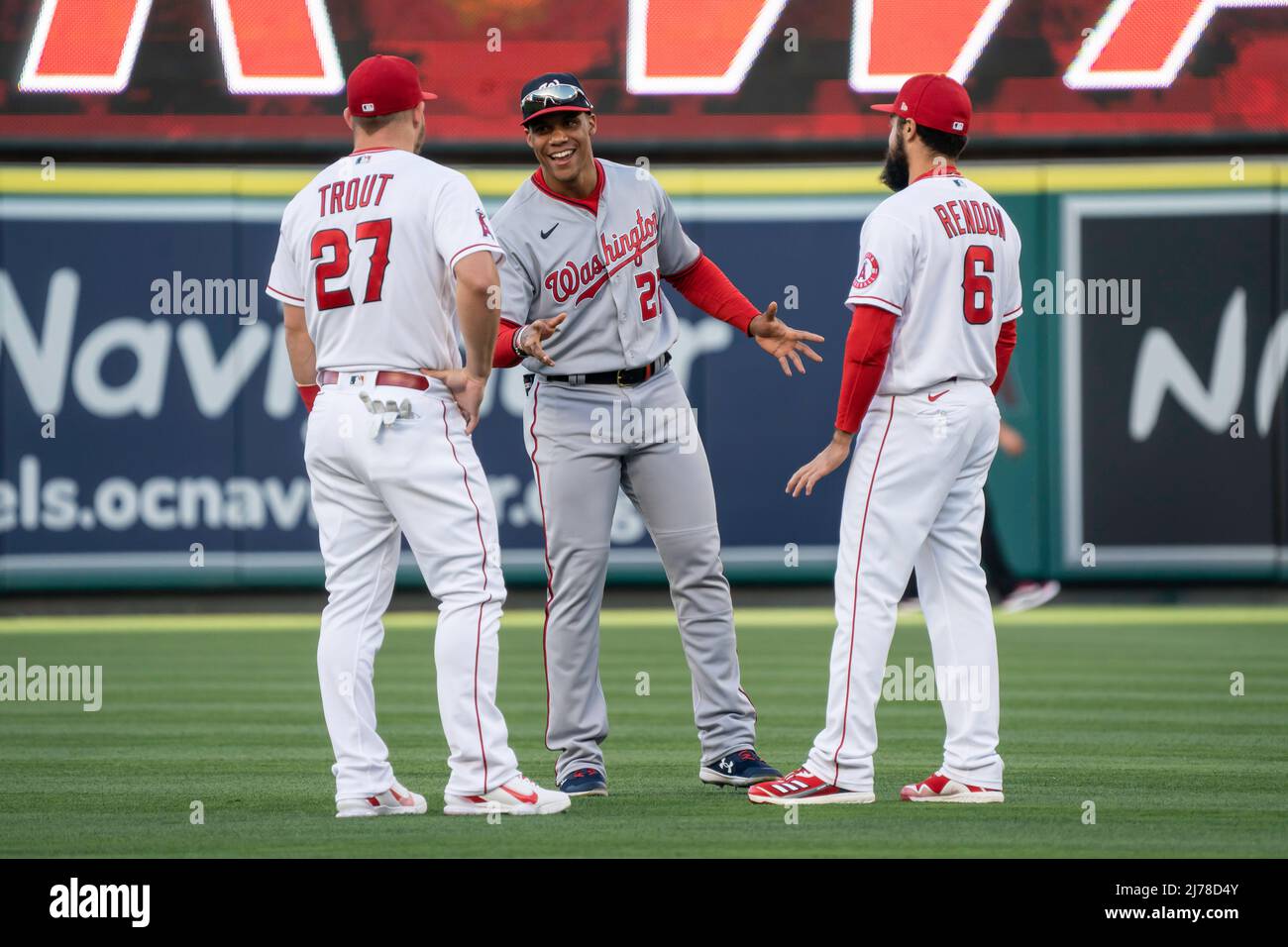 Juan Soto (22 ans) a une conversation avec Mike Trout (27 ans), le gardien du centre des Anges de Los Angeles, et Anthony Rendon (6 ans), le troisième joueur de base, lors d'un match de la MLB, le vendredi 6 mai 2022, à Angel Stadium, À Anaheim, Californie. Les Anges ont battu les nationaux 3-0. (Jon endow/image of Sport) photo via Newscom Banque D'Images