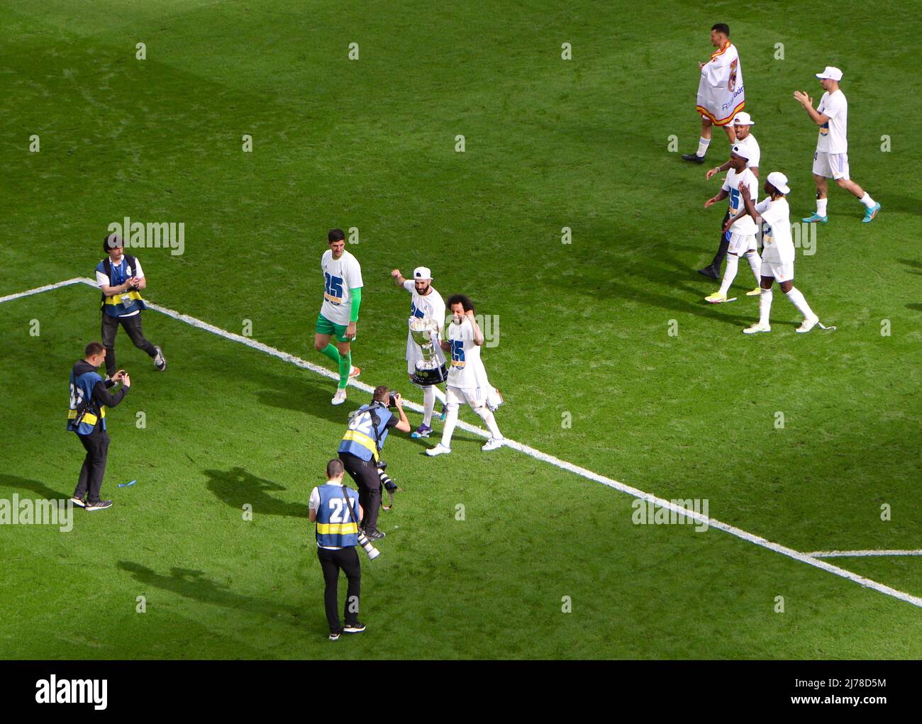 Post Real Madrid v Espanyol les célébrations de match avec Marcelo Vieira et Karim Benzema portant la coupe de ligue espagnole 30 avril 2022 Madrid Espagne Banque D'Images