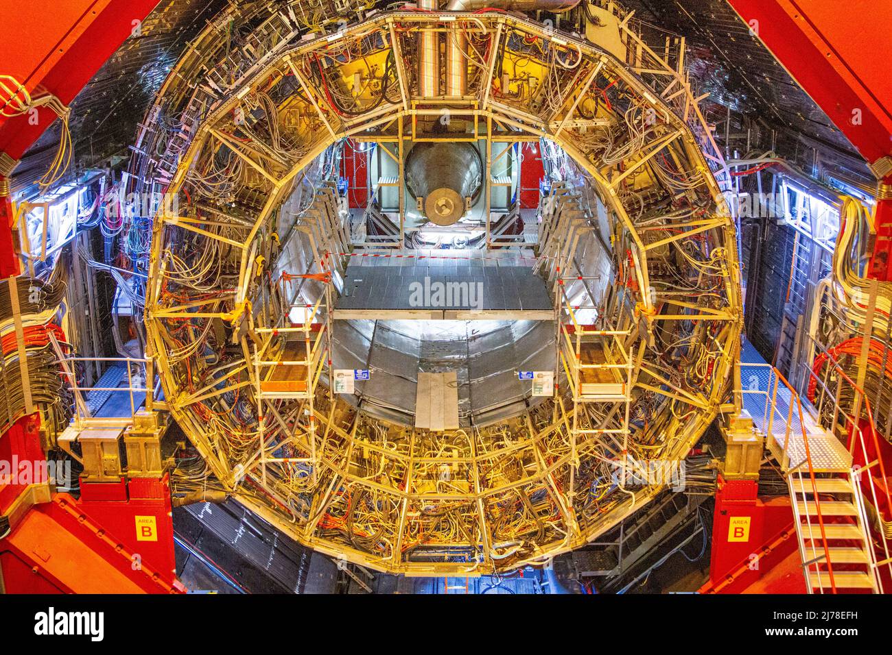 La maintenance et les mises à niveau sont en cours sur le détecteur ALICE du LHC. ALICE est l'abréviation de « A large Ion Collider Experiment ». Les scientifiques et les ingénieurs du CERN se préparent pour le prochain grand chapitre de l'histoire du plus grand laboratoire de recherche au monde. Des plans sont en cours pour construire un autre collisionneur de particules qui est quatre fois plus grand que le Grand collisionneur de hadrons existant. Banque D'Images