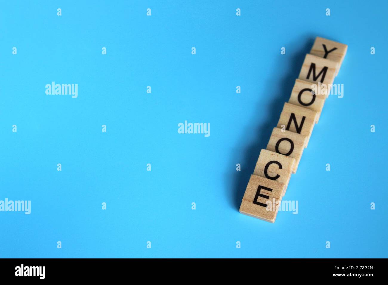 Cubes en bois avec ÉCONOMIE de texte sur fond bleu avec espace de copie. Effet de bruit Banque D'Images