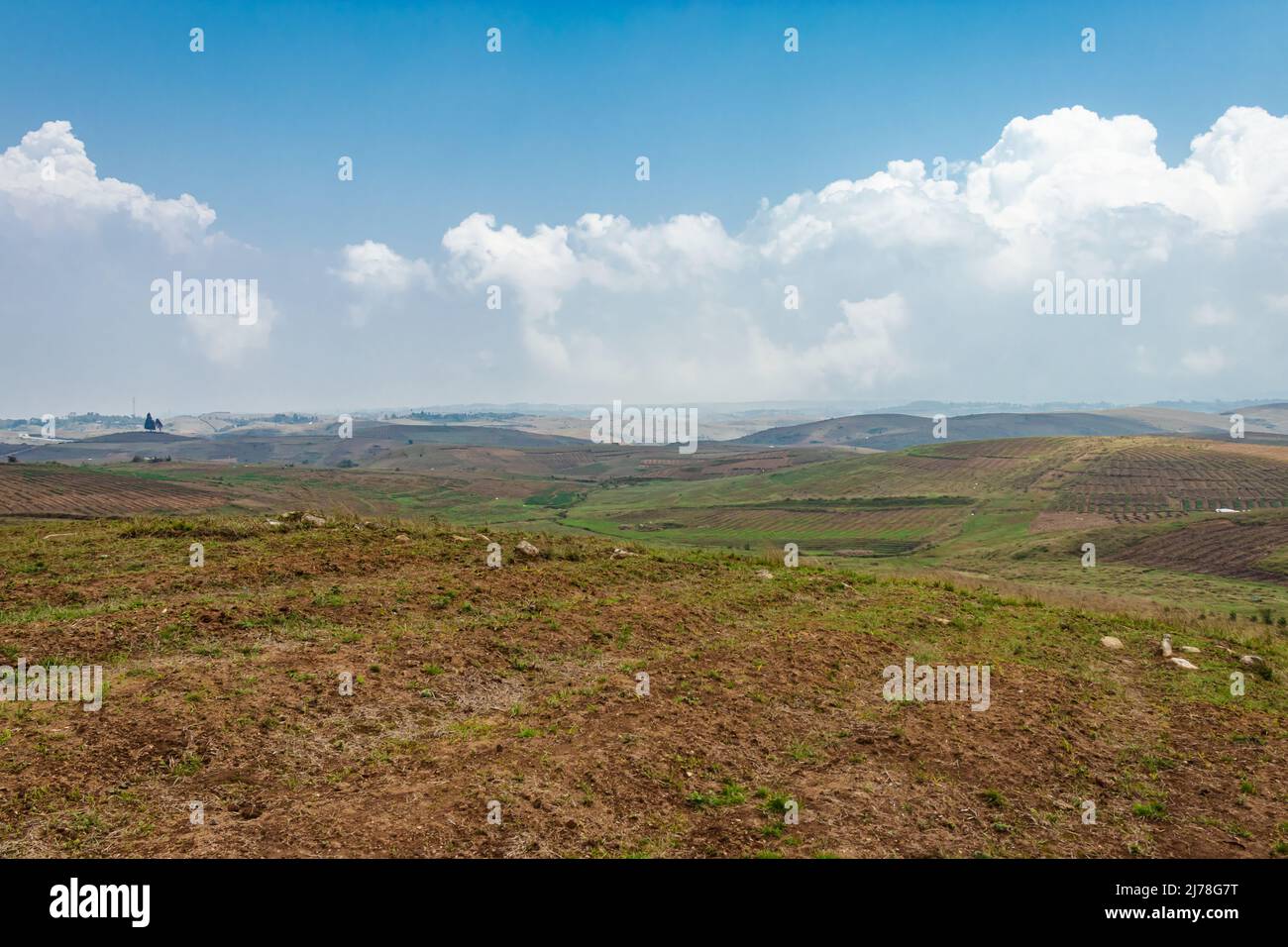 les champs agricoles de montagne avec un ciel bleu vif le matin à partir d'un angle plat Banque D'Images
