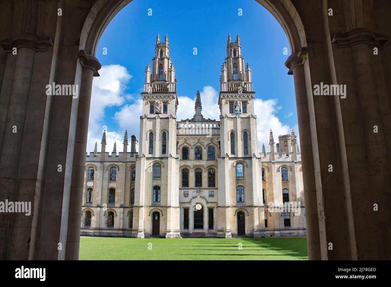 All Souls College, université d'Oxford - vue de l'entrée avec tours et pelouse verte depuis une arcade Banque D'Images