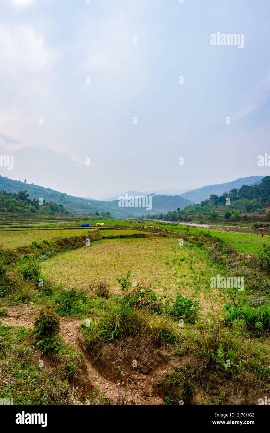 agriculture de montagne champs agricoles avec ciel nuageux le matin à partir d'un angle plat Banque D'Images