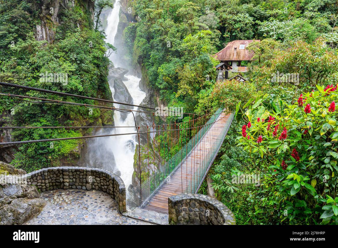 La cascade El Pailon del Diablo à Banos Santa Agua, en Équateur. Amérique du Sud. Banque D'Images