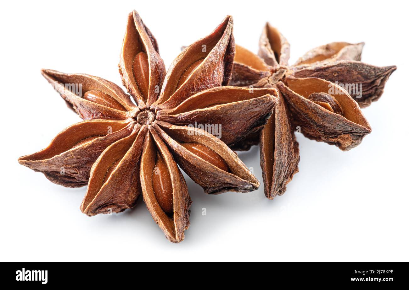 Étoile anis et anis, épice au goût fort utilisé dans la cuisine, isolé sur fond blanc. Banque D'Images