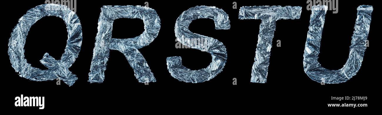 Partie des lettres uniques de l'alphabet latin - Q, R, S, T, U sous forme de motifs hivernaux gelés isolés sur fond noir. Concept du Banque D'Images