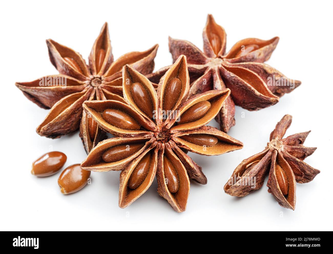 Étoile anis et anis, épice au goût fort utilisé dans la cuisine, isolé sur fond blanc. Banque D'Images
