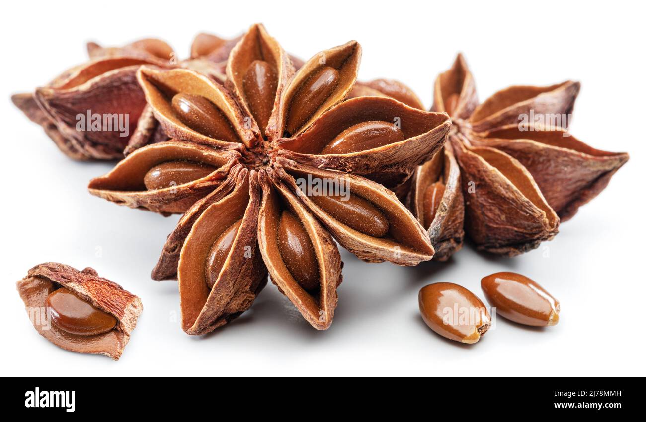 Étoile anis et anis, épice au goût fort utilisé dans la cuisine, isolé sur fond blanc. Banque D'Images