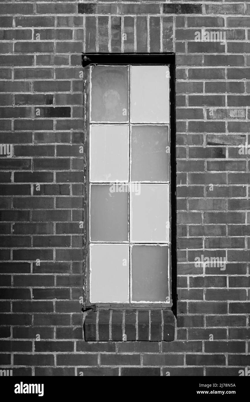 Bâtiment en brique bohémien avec une fenêtre alternée intéressante en noir et blanc. Banque D'Images