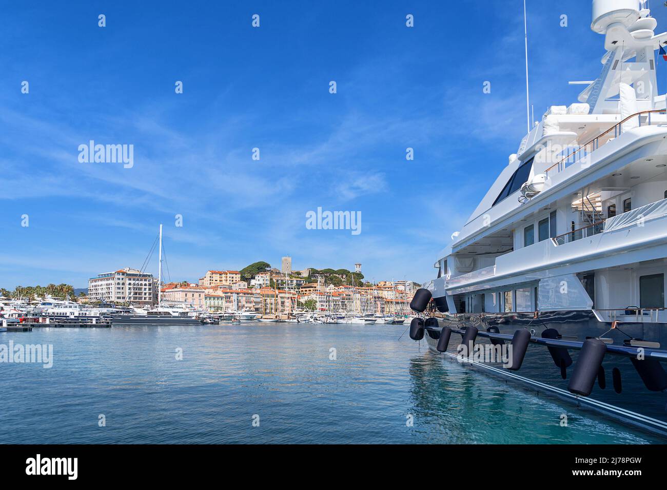 Vue de l'autre côté du port sur la vieille ville de Cannes Banque D'Images