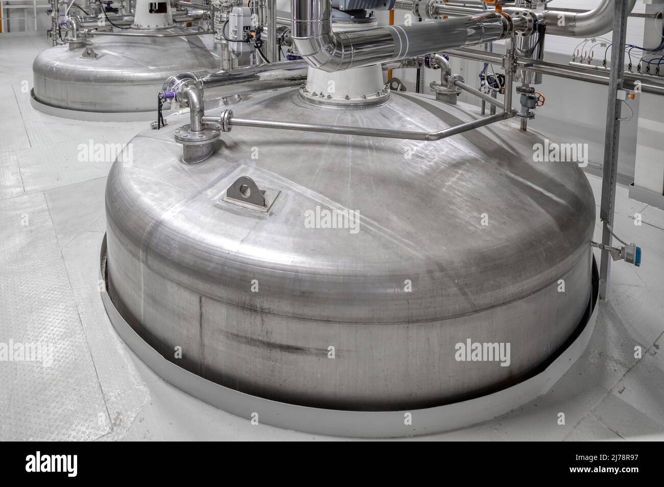 Énorme réservoir et système de tuyauterie complexe de pompage de liquides Banque D'Images