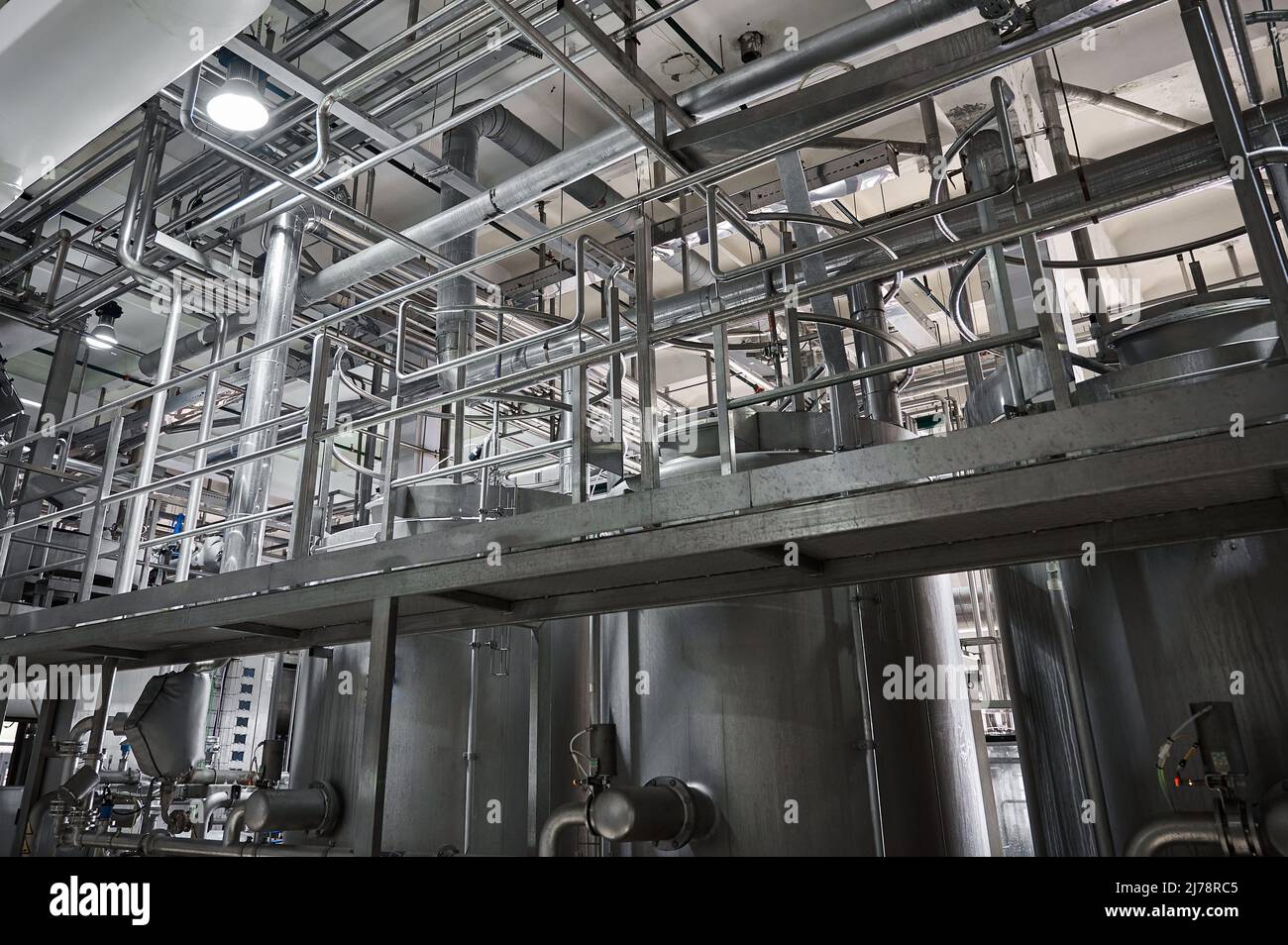 Terrain métallique près de grands réservoirs pour produits laitiers fermentés Banque D'Images